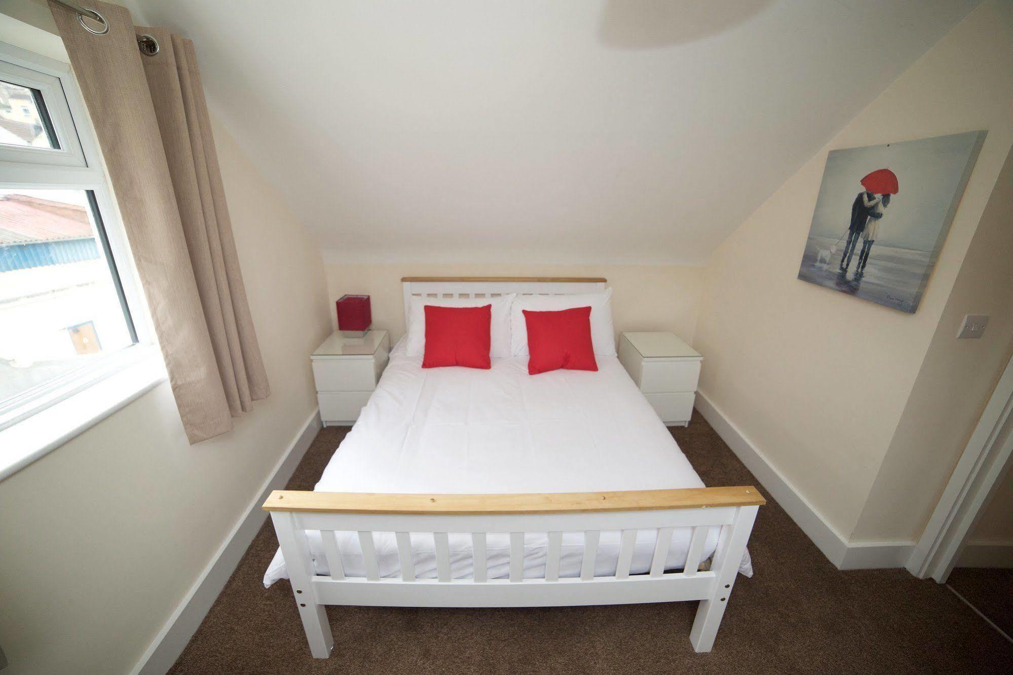 Bristol Serviced Lets - 152/154 Bath Road Екстериор снимка